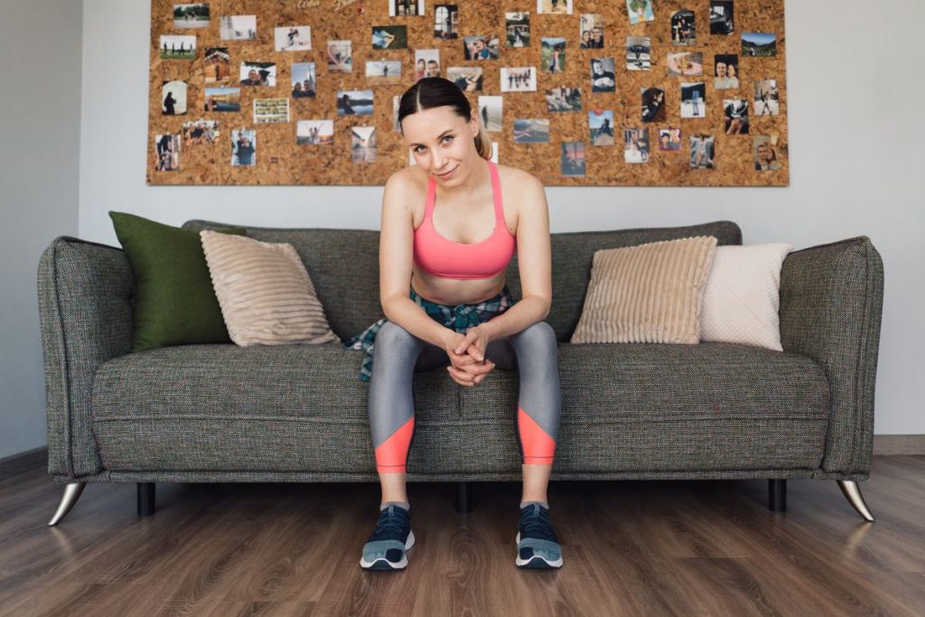 Estos son los ejercicios que debes hacer si te pasas un día entero sin levantar el culo del sofá