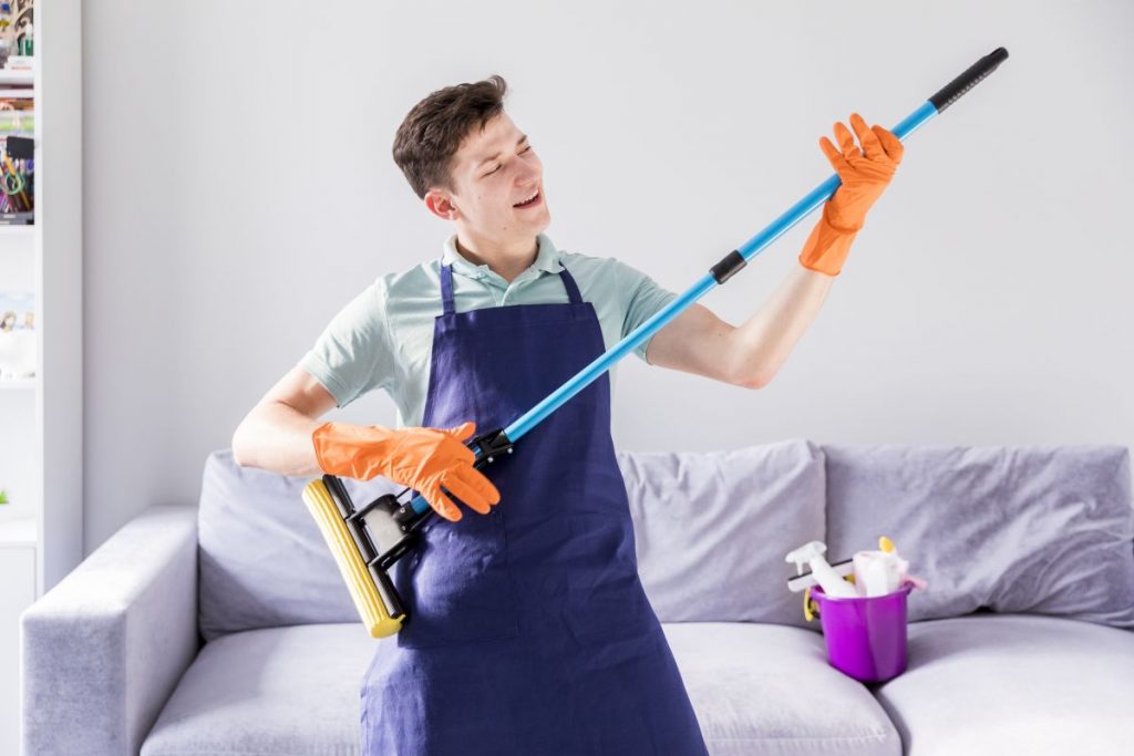 Estos son los ejercicios que debes hacer si te pasas un día entero sin levantar el culo del sofá