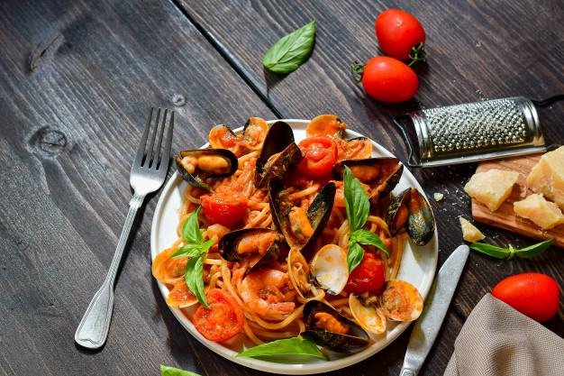 Cómo hacer unos espaguetis con almejas 1 Preparación de la salsa de tomate junto con espaguetis