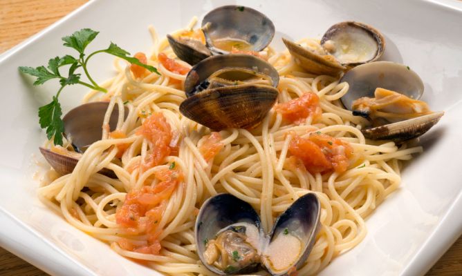 Cómo hacer unos espaguetis con almejas 3 Preparación de las almejas con espaguetis