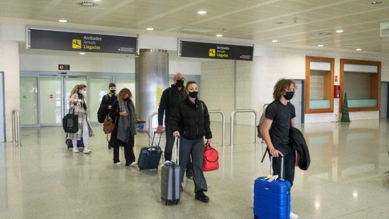 Los ciudadanos españoles en tránsito a España pueden viajar vía aérea por Gibraltar