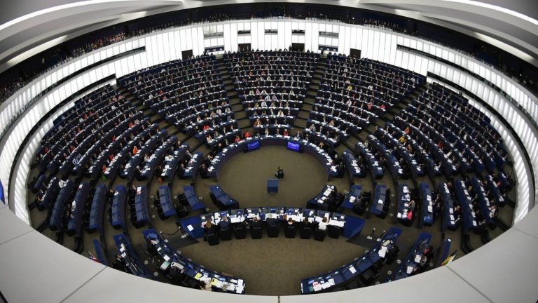 La Eurocámara aprueba el nuevo mecanismo que condiciona los fondos europeos