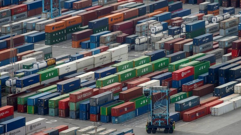 Las exportaciones alemanas frenaron su crecimiento en octubre al 0,8%