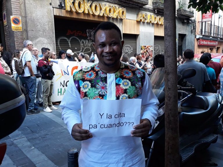 Decenas de migrantes protestan en Madrid por la falta de citas de extranjería