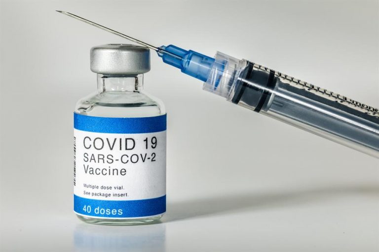 Farmacéuticos ponen en marcha una campaña para desmentir bulos de la vacuna del Covid