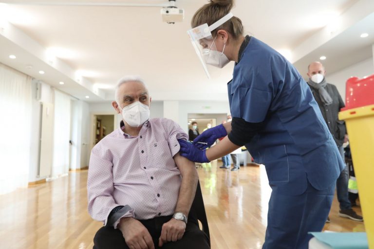 Francisco Guerrero, de 70 años, primer vacunado en Navarra