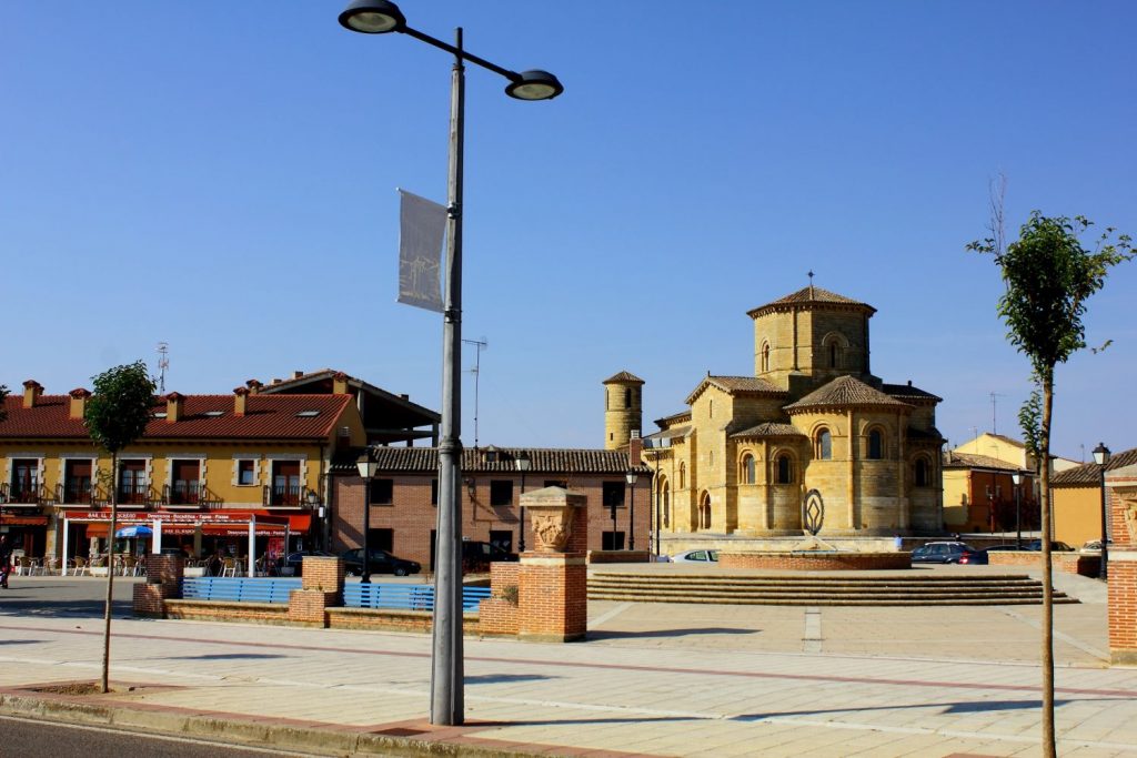 Pueblos de España con iglesias tan grandes como catedrales