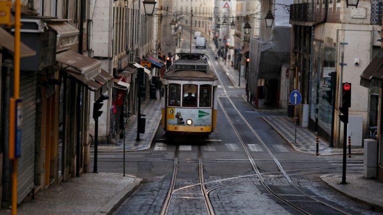 Galicia está cerrada en el puente, pero los vehículos cruzan sin controles la frontera con Portugal