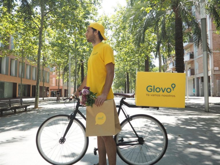 Un juzgado reconoce la relación laboral de 69 repartidores de Glovo con la plataforma