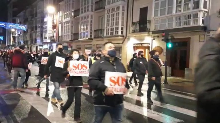 Hosteleros vascos se manifiestan el día de la reapertura