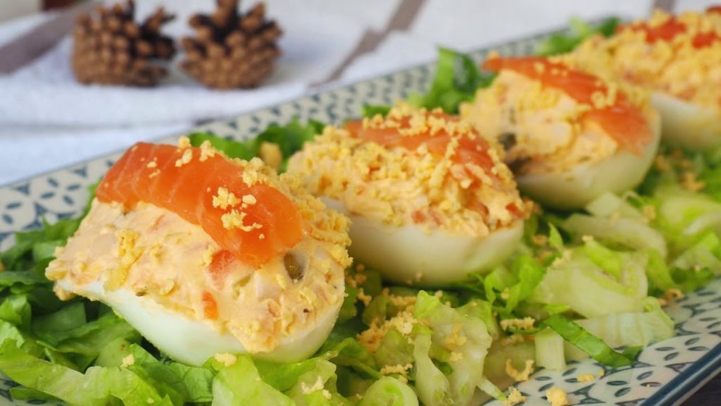 Cómo hacer unos huevos rellenos con aguacate y salmón deliciosos
