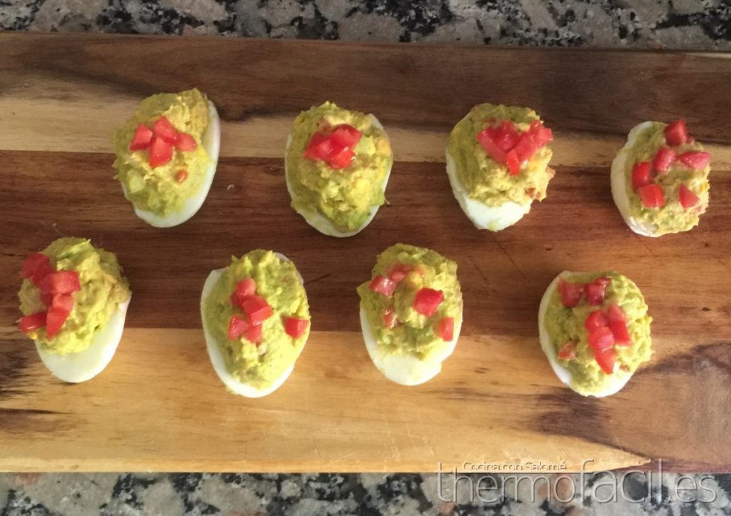 huevos rellenos de aguacate
