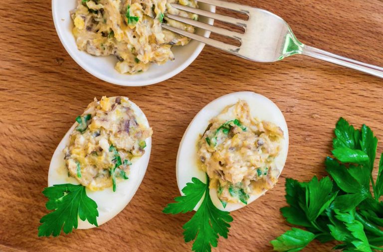 Cómo hacer unos huevos rellenos de atún y mayonesa