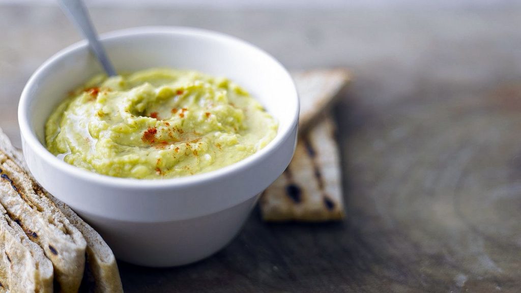 Sorprende a amigos y familiares con este sencillo hummus de aguacate