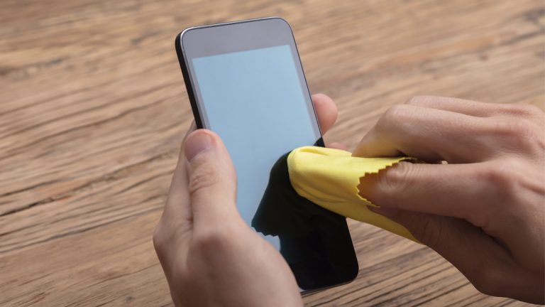 Cómo limpiar tu iPhone según Apple para que no quede ni una mancha