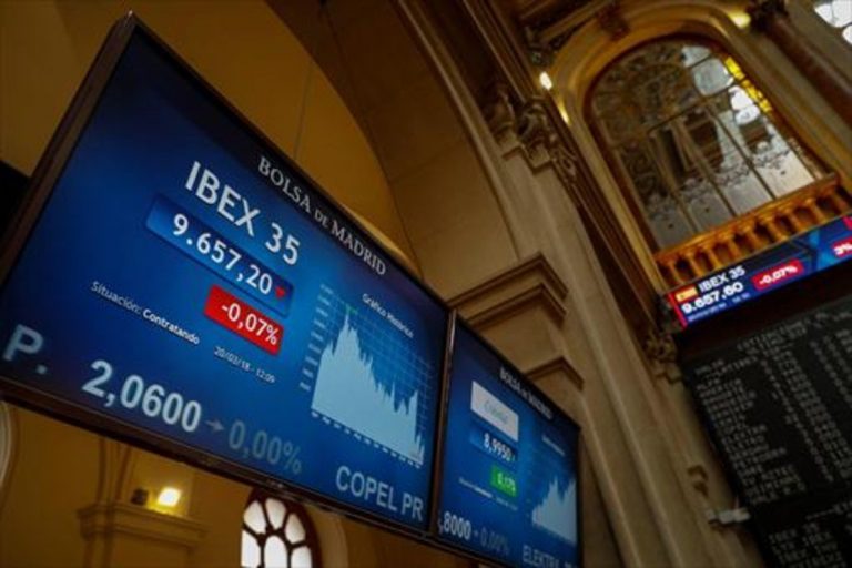 El Ibex 35 se mantiene sobre los 8.200 puntos en la media sesión