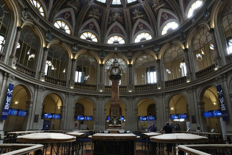 El Ibex 35 inicia la semana con un alza del 1,33% y busca los 8.200