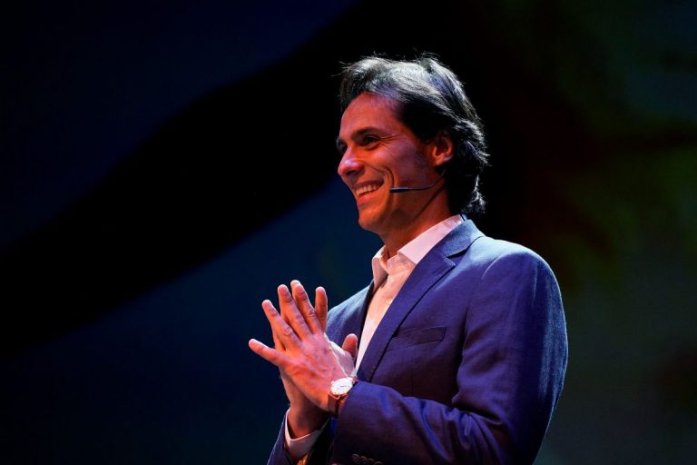 El bilbaíno Igor Yebra recibe la Medalla Delmira Agustini