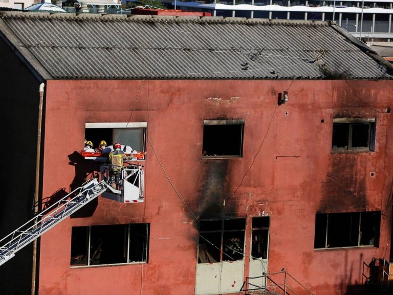 Casado acude a la zona afectada por el incendio de Badalona