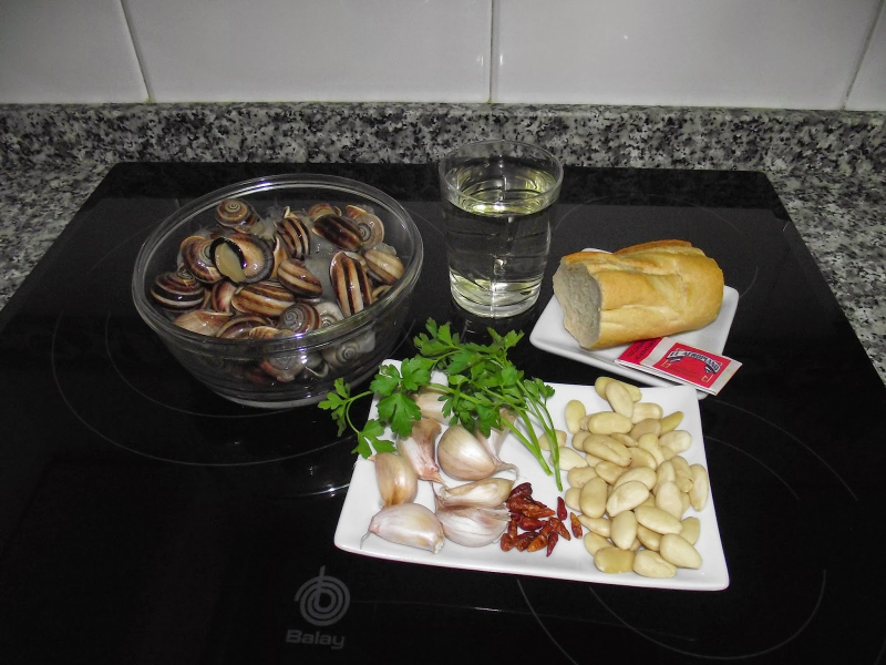 caracoles con salsas de almendras