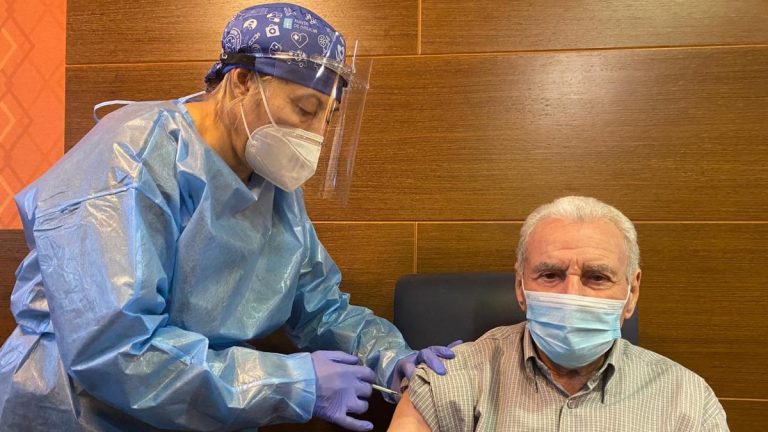 El ourensano Inocencio Corbal recibe la vacuna con la ilusión de abrazar a su nieta