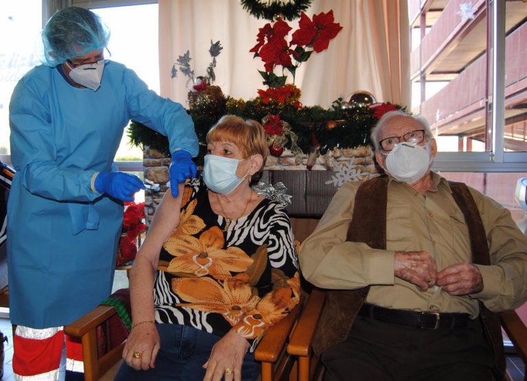 Antonio y Encarnación los primeros en recibir la vacuna en Jaén