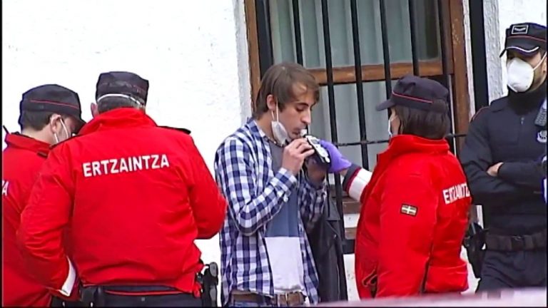 Los 67 jóvenes que participaron en una fiesta ilegal en Derio se enfrenta a sanciones