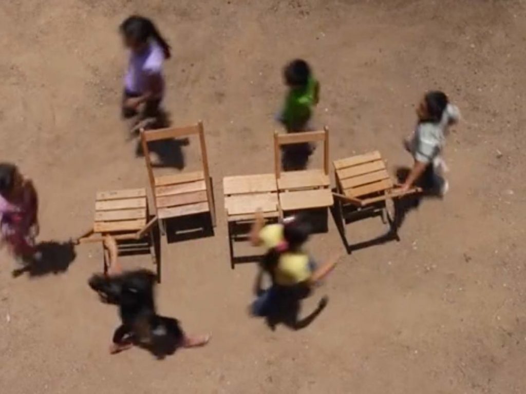 Uno de esos juegos míticos que pueden adaptarse para Navidad con villancicos.