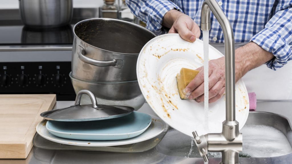 Agua de pasta para lavar platos y ollas 