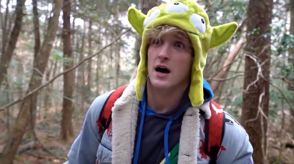 Imagen del influencer Logan Paul en el bosque de los suicidios.