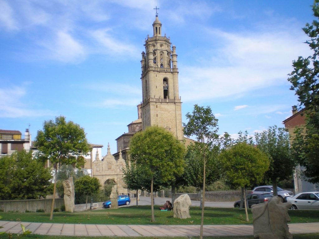 Pueblos de España con iglesias tan grandes como catedrales