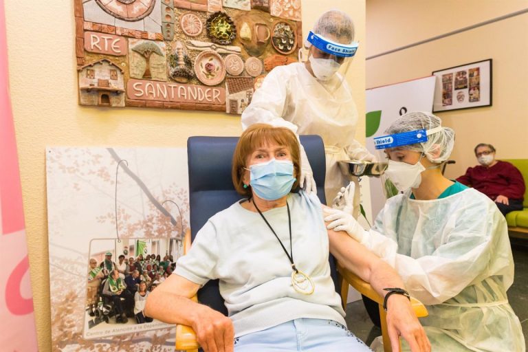 María Dolores Luzuriaga, de 72 años, primera cántabra en recibir la vacuna