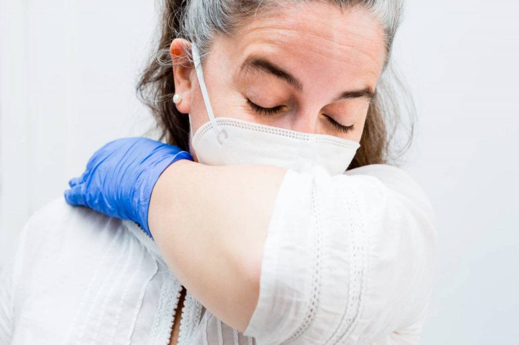 Los motivos por los que las mascarillas huelen mal cuando las llevas unas horas