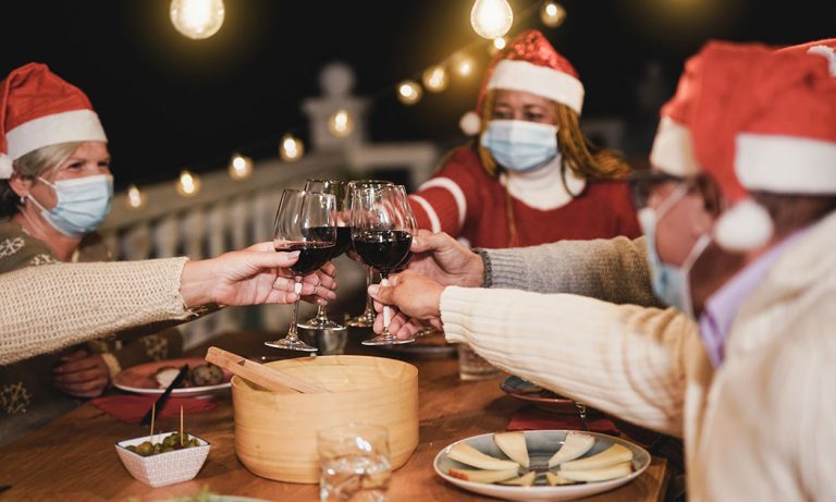 Los farmacéuticos aconsejan llevar mascarilla en las reuniones familiares