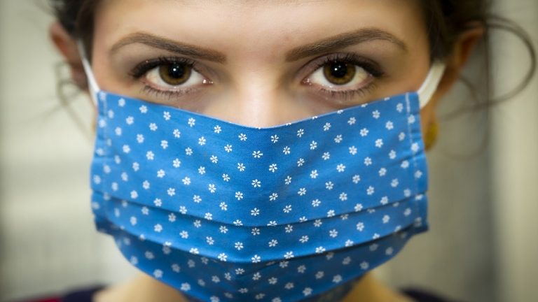 Como deben ser las mascarillas de tela según la OMS para que protejan de la Covid-19
