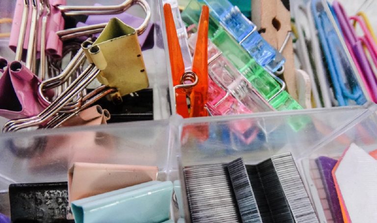 Cómo ahorrar en bolígrafos, folios y papelería en general en casa y en la oficina