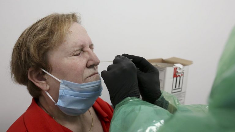 Bajan a 228 los mayores de residencias gallegas infectados