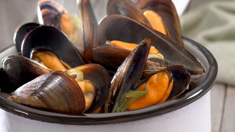 Cómo hacer unos mejillones al vapor que estén sabrosos y tiernos