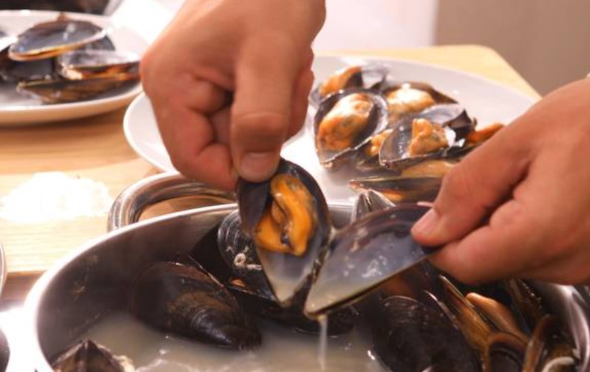 Pasos para elaborar los mejillones a la marinera