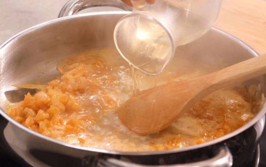 Preparación de la salsa marinera y montaje final de los mejillones