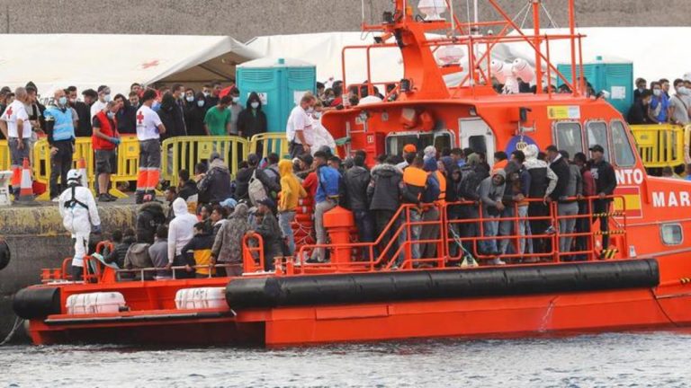 Al menos 40.000 migrantes llegaron a las costas españolas en 2020