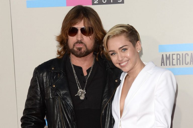 Miley Cyrus, Enrique Iglesias y otros  cantantes que dejaron por el suelo a sus padres