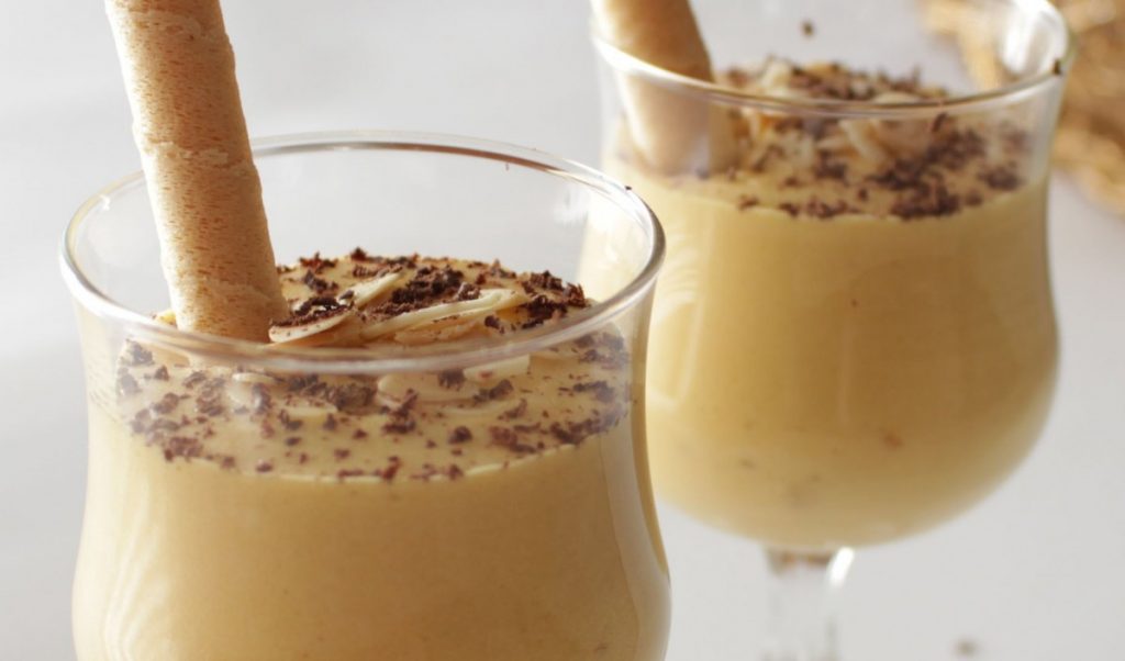 La mousse de turrón, presentada en vasitos.