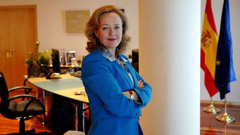 Calviño insta a las comunidades autónomas a acelerar el reparto de códigos