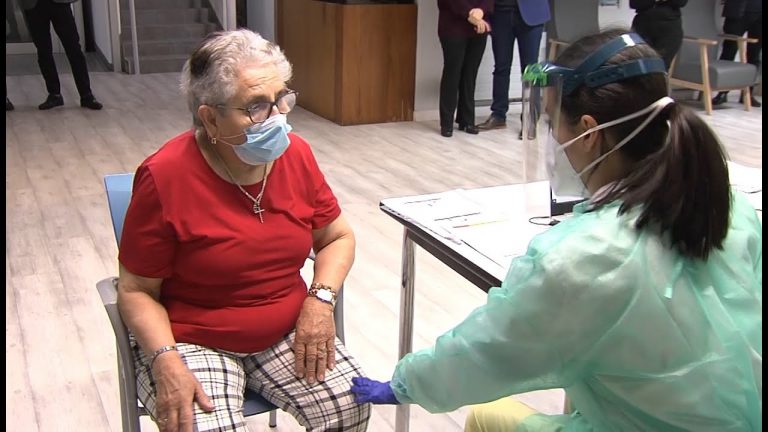 Nieves Cabo, de 82 años, la primera en vacunarse en Galicia