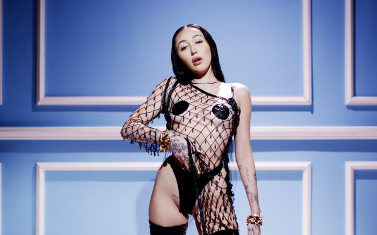 Noah Cyrus presenta 'All three', su sensual nuevo single