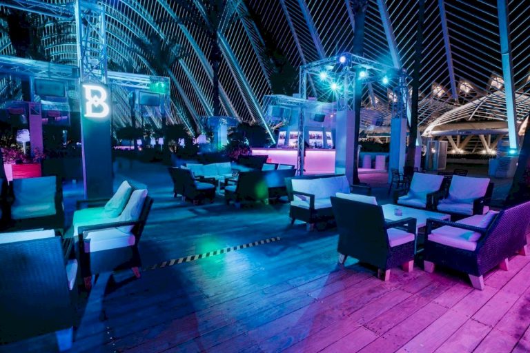 Una de cada tres empresas de ocio nocturno en Valencia reabre