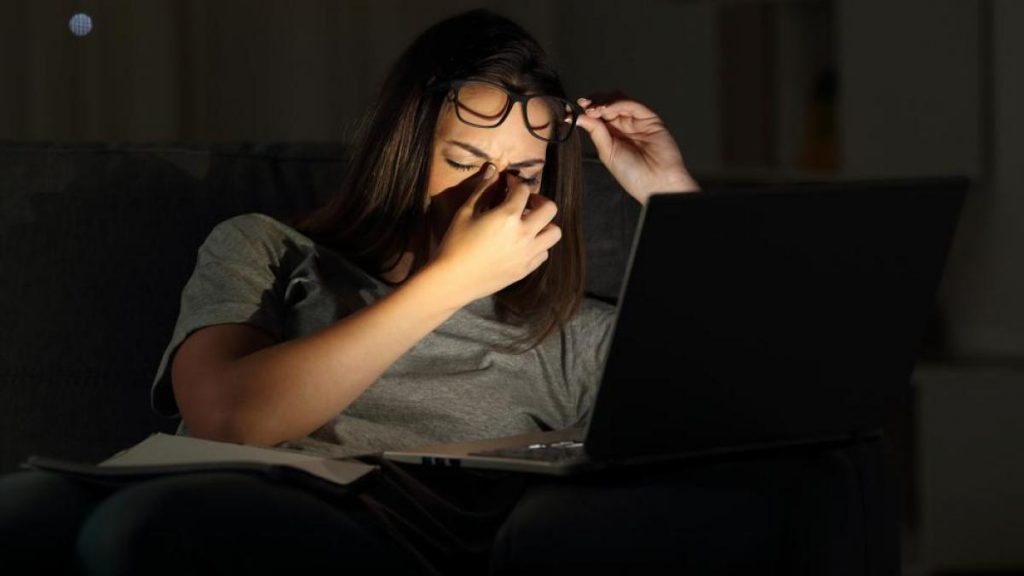 Debe evitarse usar los dispositivos en espacios con poca luz