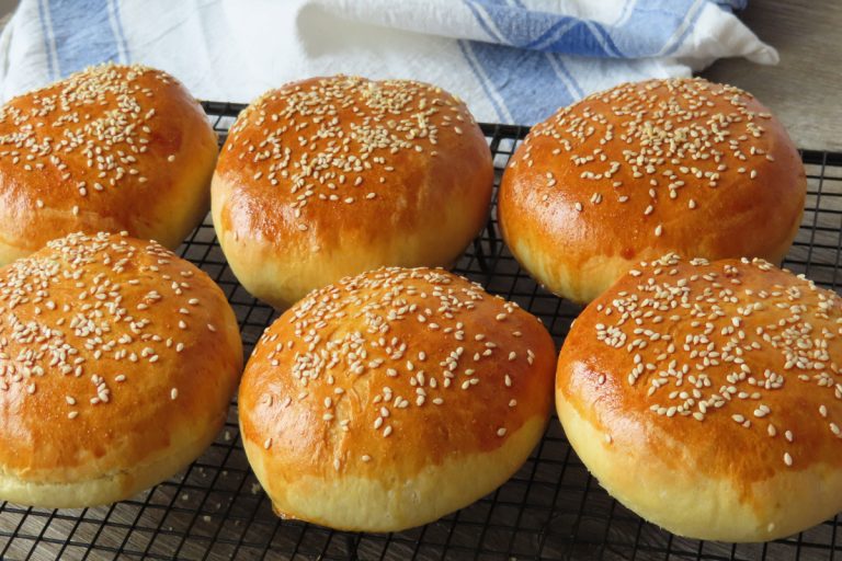 La receta para hacer unos panecillos de hamburguesa caseros más saludables