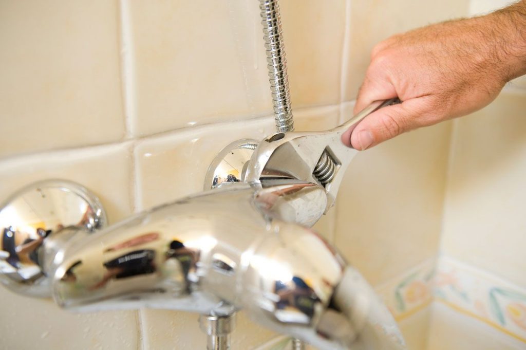 pasos para cambiar el grifo de la bañera 